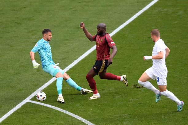 Địa chấn ở Frankfurt, Slovakia quật ngã Bỉ trong ngày Lukaku bị tước 2 bàn ảnh 7