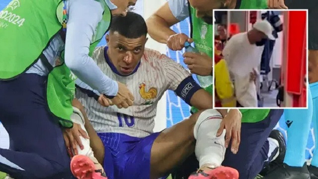 Mbappe đến bệnh viện sau khi gãy mũi ở trận đấu với Áo Mbappe đến bệnh viện sau khi gãy mũi ở trận đấu với Áo