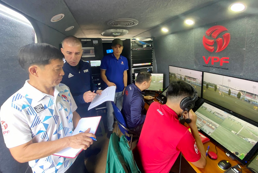 Các trọng tài và kỹ thuật viên thực hành trong xe VAR