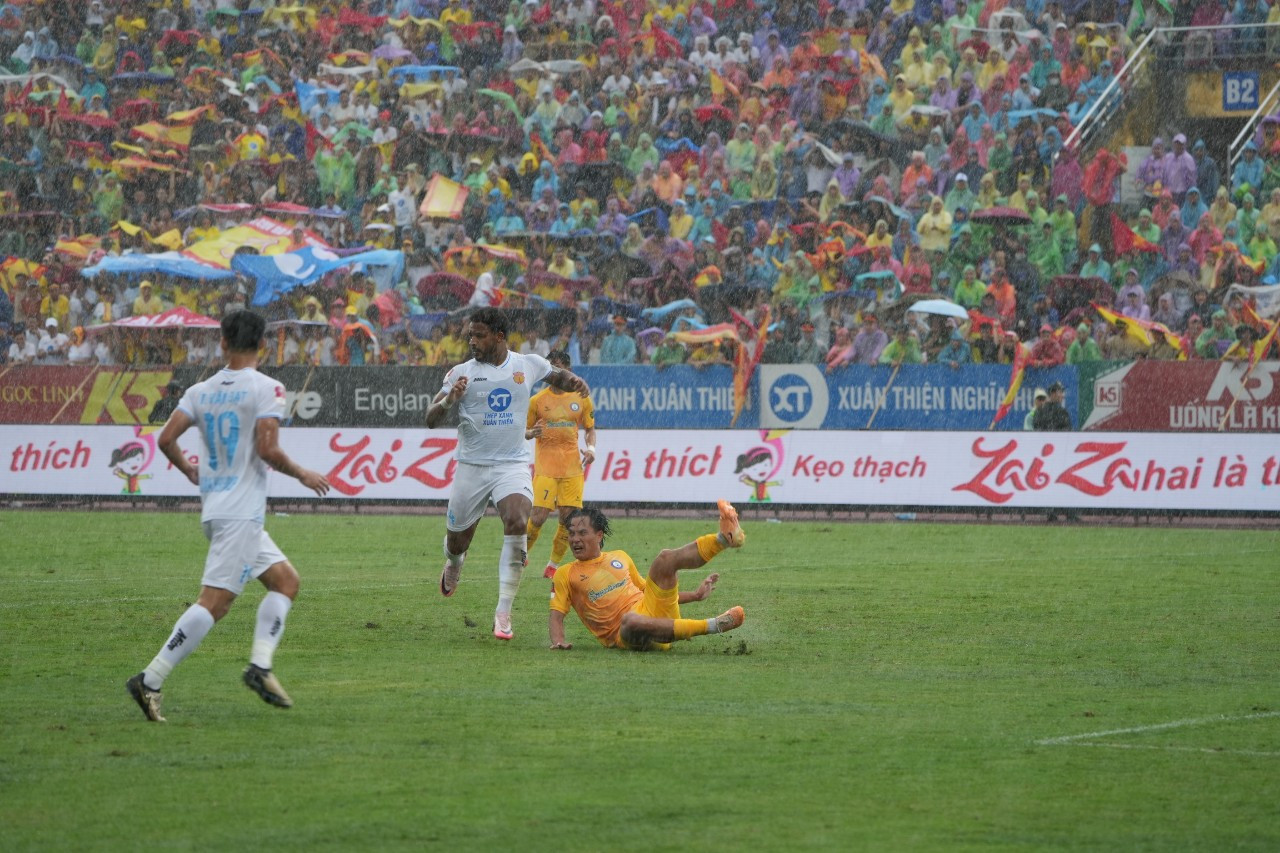  Đại thắng Khánh Hòa 5-1, Thép Xanh Nam Định lên ngôi vô địch trước 1 vòng đấu ảnh 15