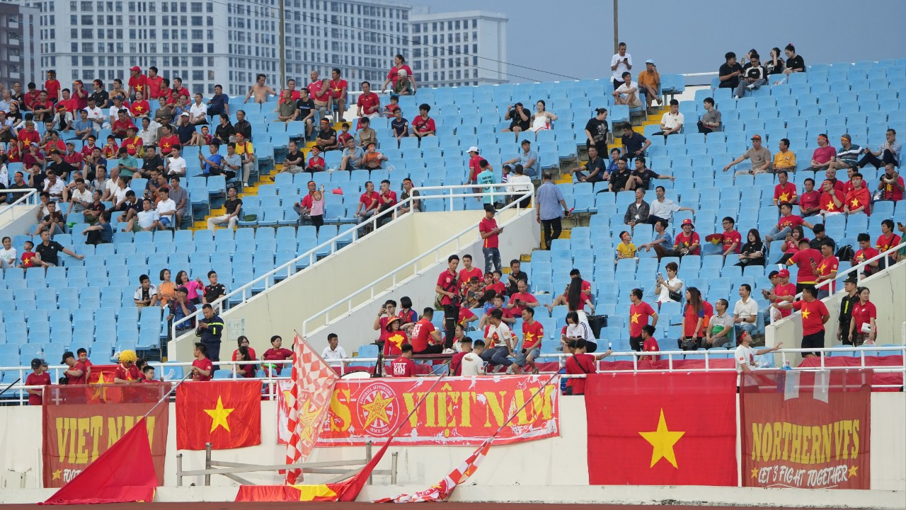 Các khán đài lác đác khán giả. Ảnh: Mạnh Thắng Các khán đài lác đác khán giả. Ảnh: Mạnh Thắng