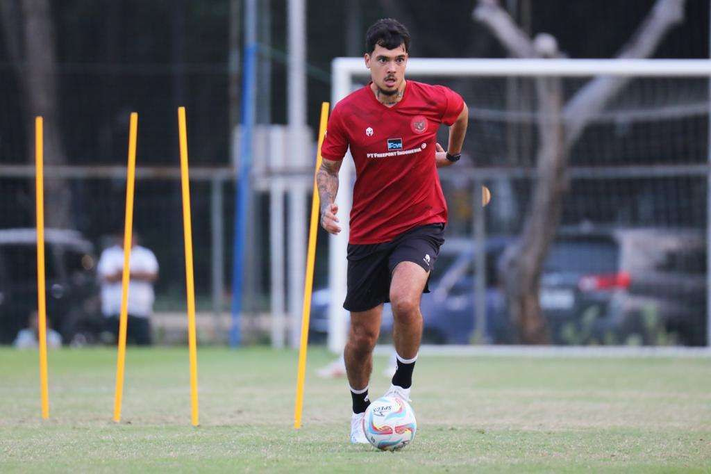 Shayne Pattynama tập luyện cùng tuyển Indonesia.