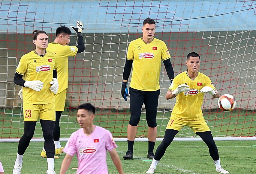 Đặng Văn Lâm lần đầu cạnh tranh với Nguyễn Filip ở tuyển Việt Nam