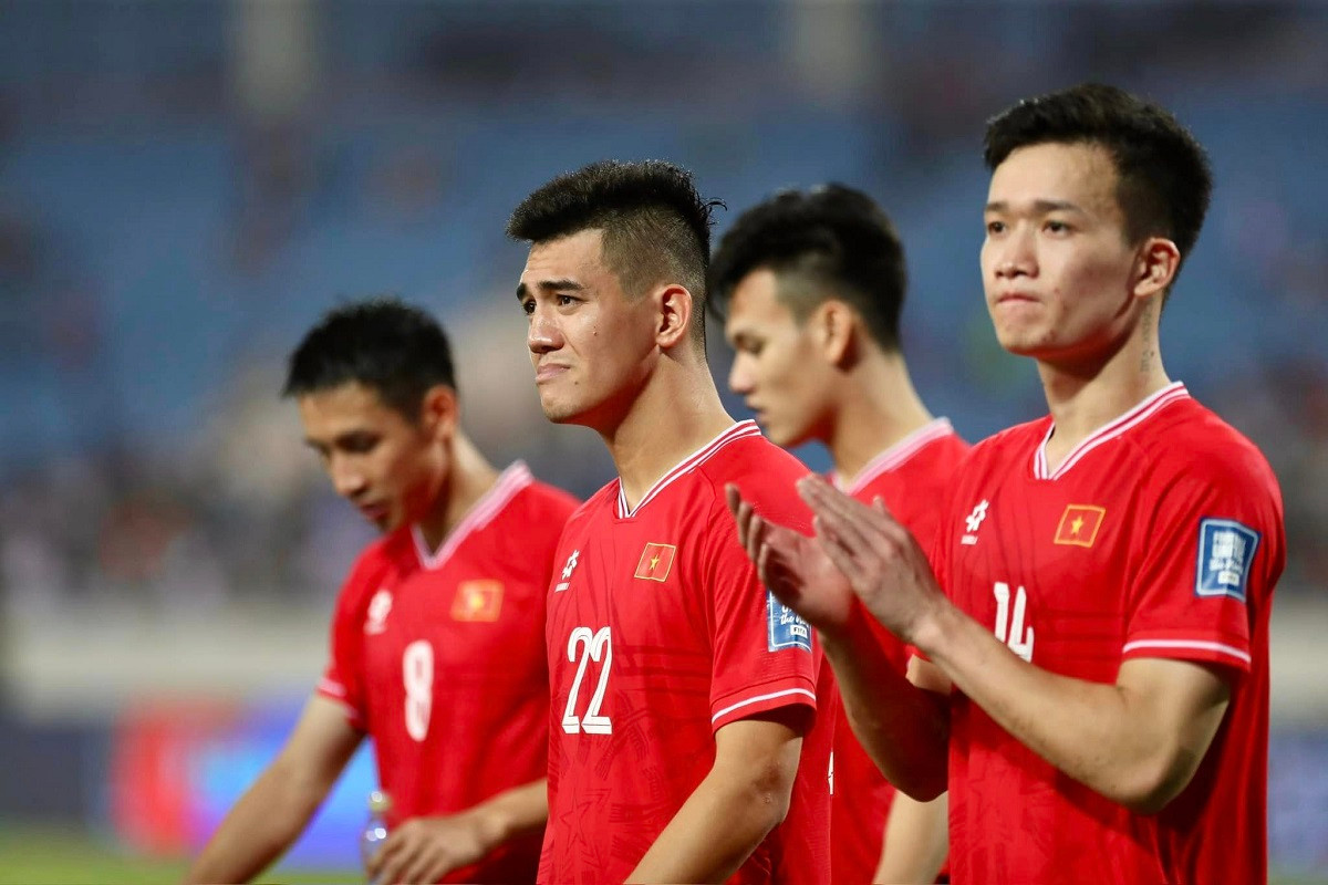 Cầu thủ Việt Nam cúi đầu xin lỗi người hâm mộ ở Mỹ Đình sau trận thua Indonesia