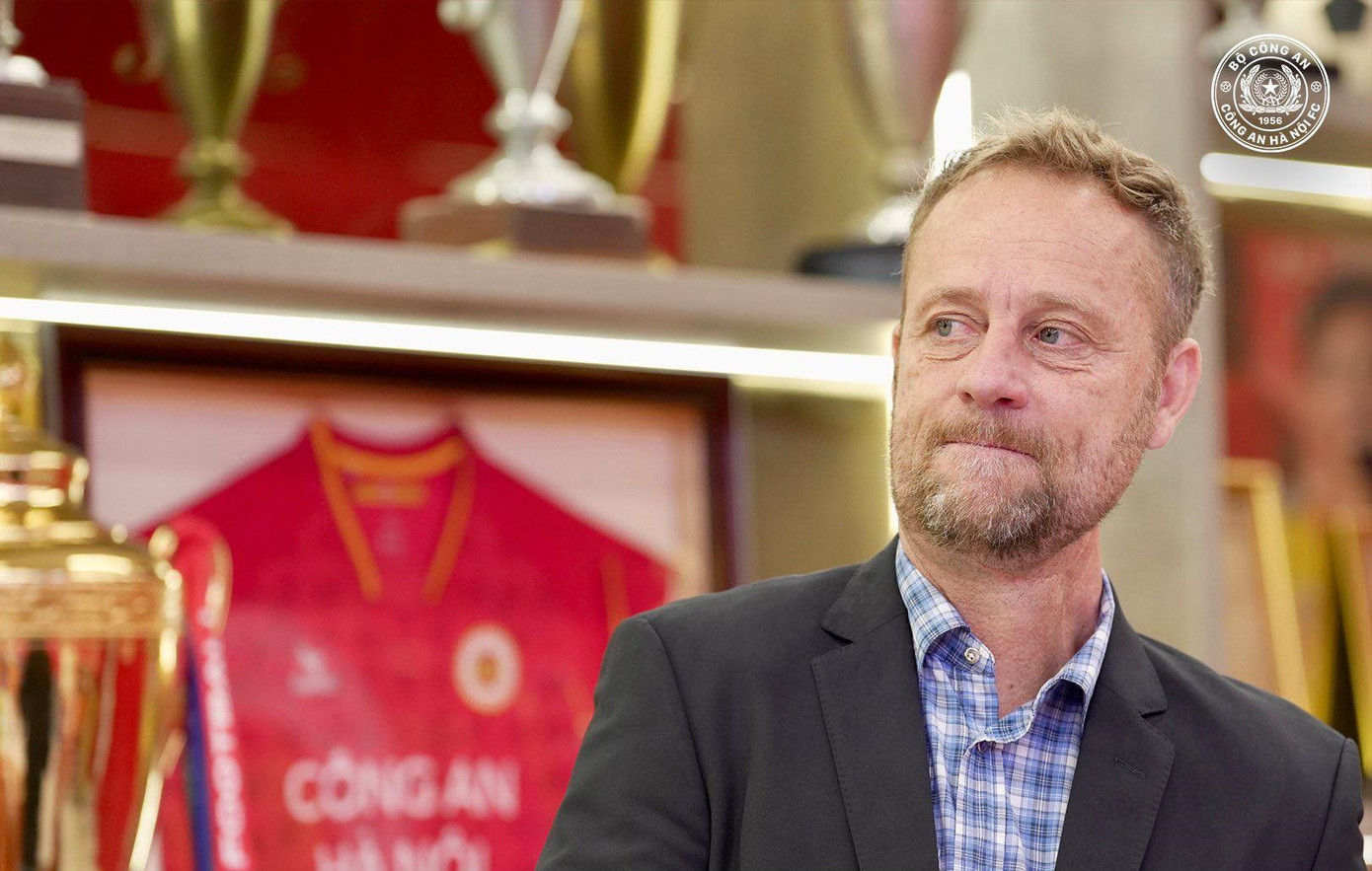 HLV Polking tại văn phòng của CLB Công an Hà Nội HLV Polking tại văn phòng của CLB Công an Hà Nội