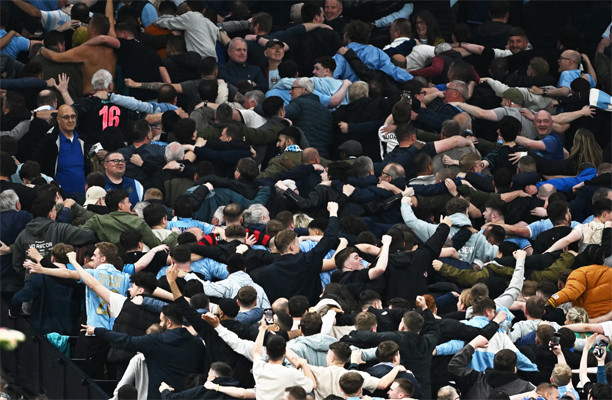 Người hâm mộ Tottenham hòa vào ăn mừng cùng người hâm mộ Man City Người hâm mộ Tottenham hòa vào ăn mừng cùng người hâm mộ Man City