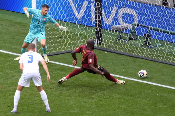 Địa chấn ở Frankfurt, Slovakia quật ngã Bỉ trong ngày Lukaku bị tước 2 bàn ảnh 14