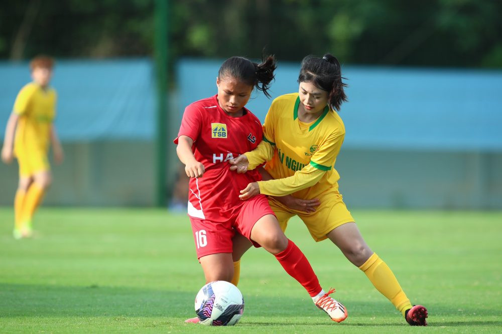 U16 nữ Thái Nguyên (áo vàng) có trận đấu xuất sắc trước U16 nữ Hà Nội