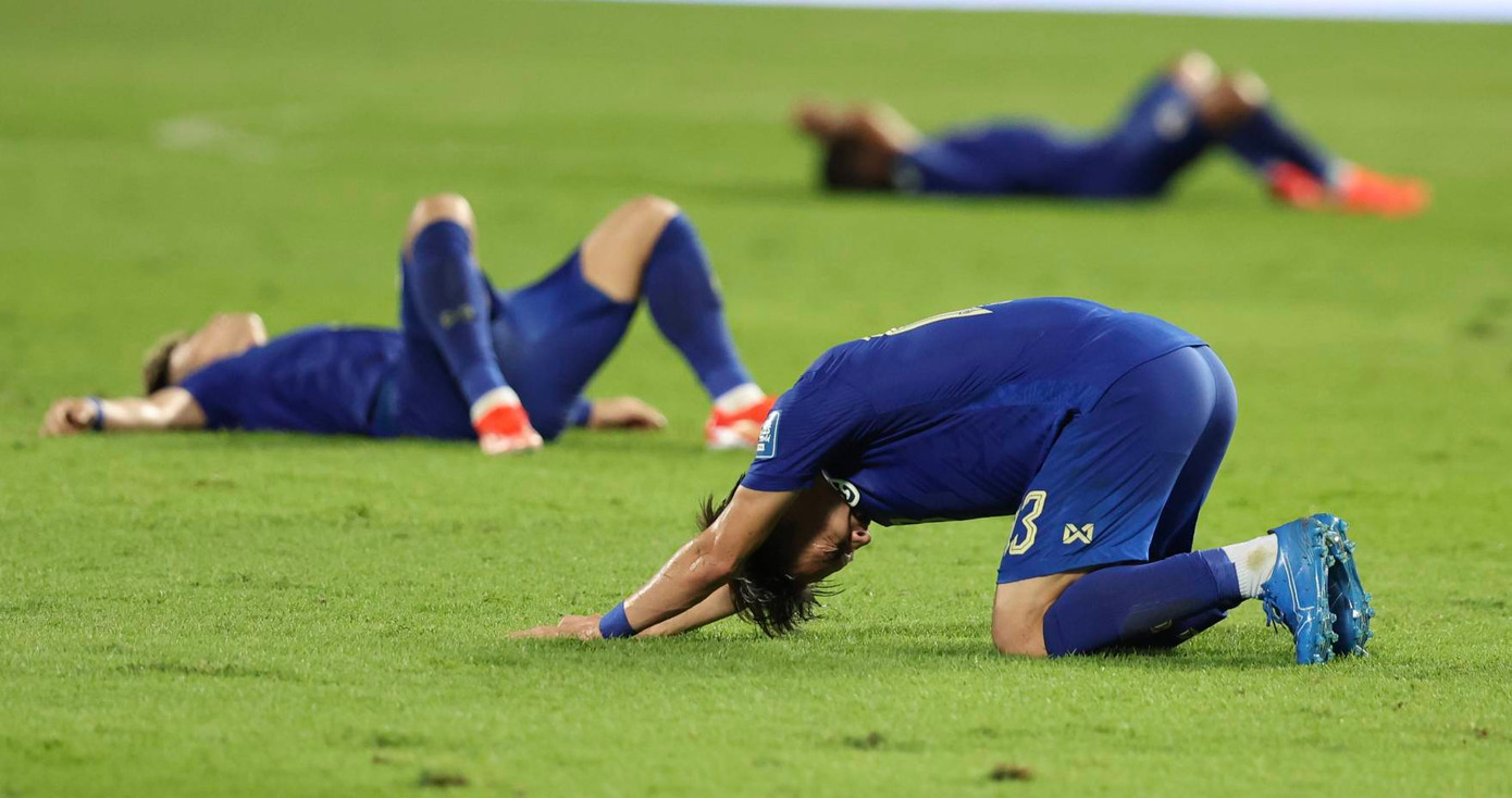 Cầu thủ Thái Lan gục ngã sau trận thắng Singapore