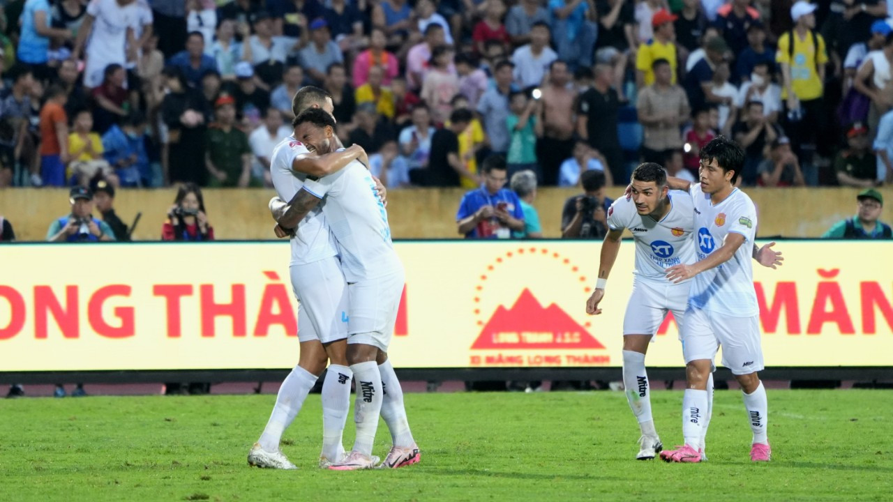 Lucas ăn mừng cùng Rafaelson. Ảnh: Mạnh Thắng