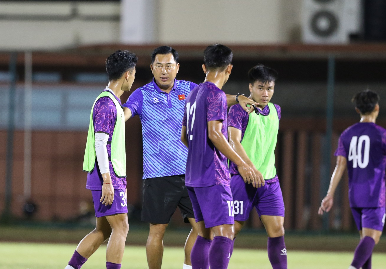 HLV Hứa Hiền Vinh hướng dẫn U19 Việt Nam trong buổi tập tối 17/7 HLV Hứa Hiền Vinh hướng dẫn U19 Việt Nam trong buổi tập tối 17/7