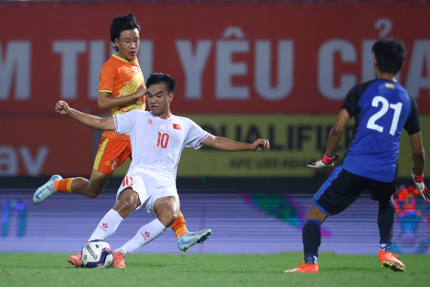Công Phương tỏa sáng rực rỡ sau khi vào sân thay người