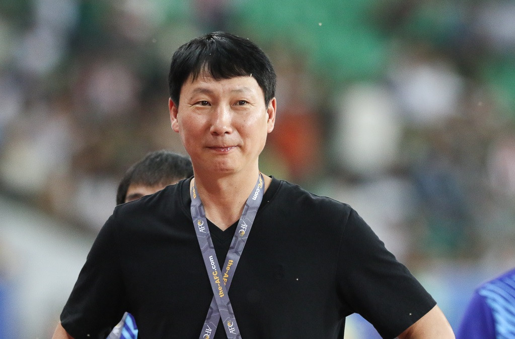 HLV Kim Sang-sik động viên tuyển Việt Nam sau trận thua Iraq. Ảnh: VFF