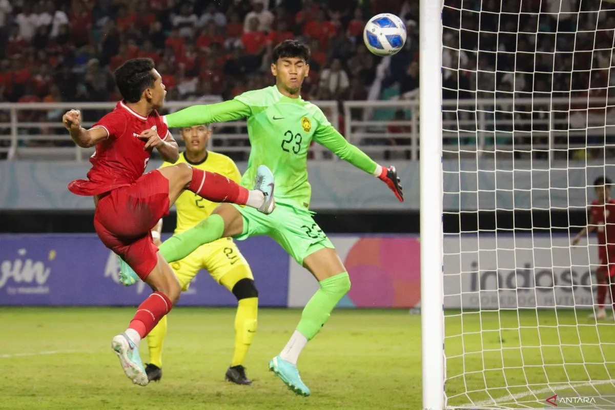 Buffon mang về bàn thắng duy nhất cho U19 Indonesia Buffon mang về bàn thắng duy nhất cho U19 Indonesia