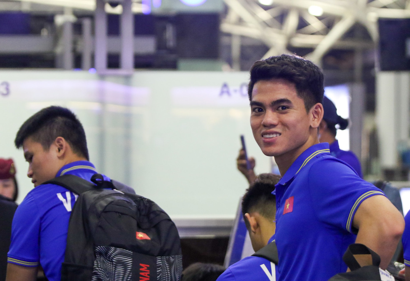 Khuất Văn Khang rạng rỡ tại sân bay. Cầu thủ này chịu khá nhiều chỉ trích sau trận đấu với Philippines nhưng vẫn giữ được tâm trạng tích cực Khuất Văn Khang rạng rỡ tại sân bay. Cầu thủ này chịu khá nhiều chỉ trích sau trận đấu với Philippines nhưng vẫn giữ được tâm trạng tích cực