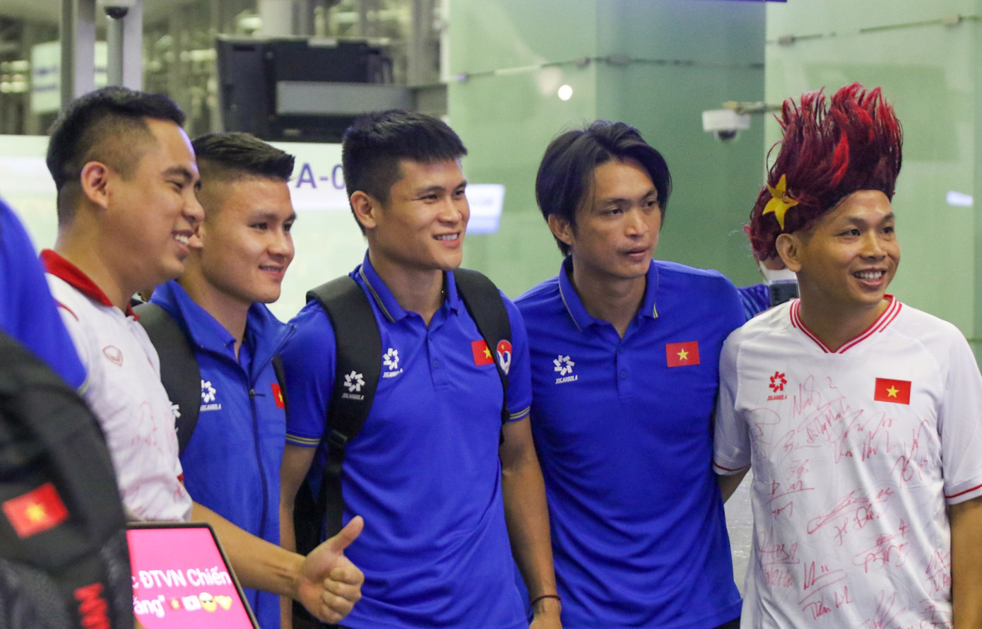 Một số người hâm mộ chờ đón tuyển Việt Nam bất chấp thời gian. Ảnh: VFF Một số người hâm mộ chờ đón tuyển Việt Nam bất chấp thời gian. Ảnh: VFF