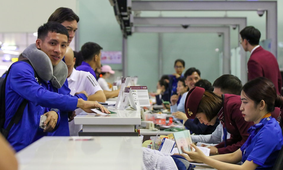 Đội trưởng Đỗ Hùng Dũng làm thủ tục lên chuyến bay Đội trưởng Đỗ Hùng Dũng làm thủ tục lên chuyến bay