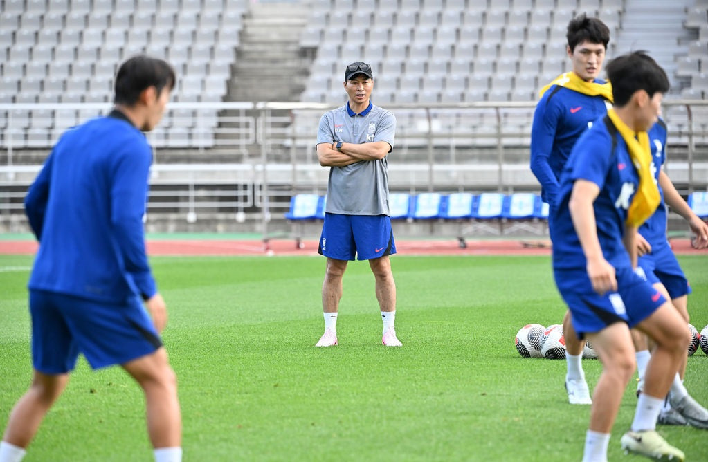 HLV Kim Do-hoon chỉ đạo buổi tập của tuyển Hàn Quốc