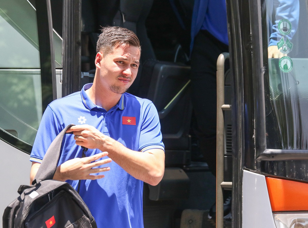 Thủ môn Nguyễn Filip nhăn trán vì cái nắng ở Iraq. Ảnh: VFF Thủ môn Nguyễn Filip nhăn trán vì cái nắng ở Iraq. Ảnh: VFF