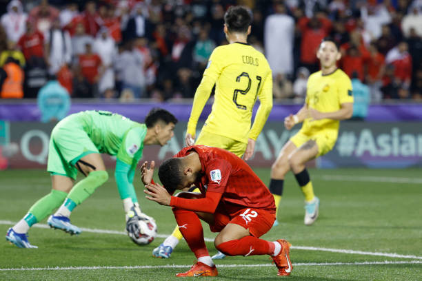 Isa ôm đầu tiếc nuối cơ hội ghi bàn Isa ôm đầu tiếc nuối cơ hội ghi bàn