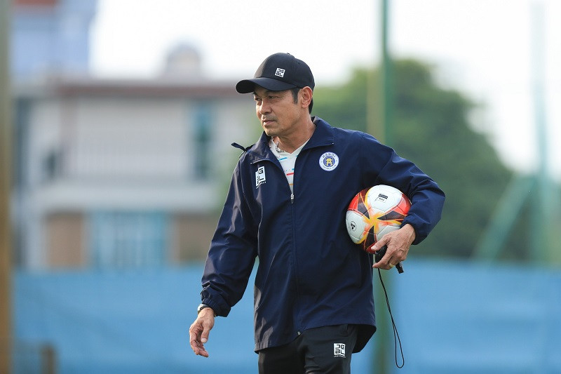 Ông Đinh Thế Nam nhường ghế cho HLV người Nhật Bản Ông Đinh Thế Nam nhường ghế cho HLV người Nhật Bản