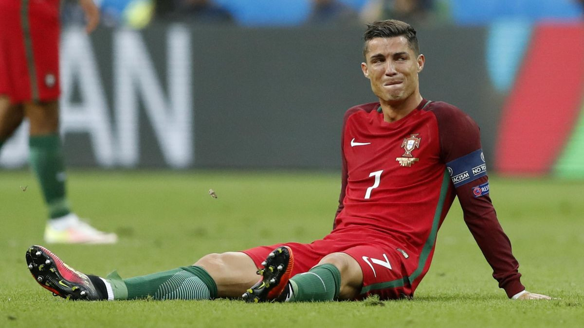 Ronaldo bật khóc ở chung kết EURO 2016 vì chấn thương sớm