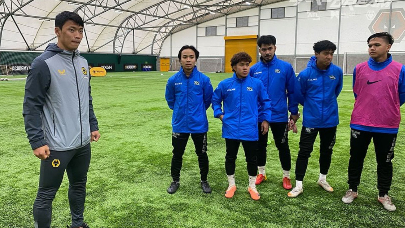 Hwang Hee-chan chia sẻ kinh nghiệm với các cầu thủ trẻ Malaysia