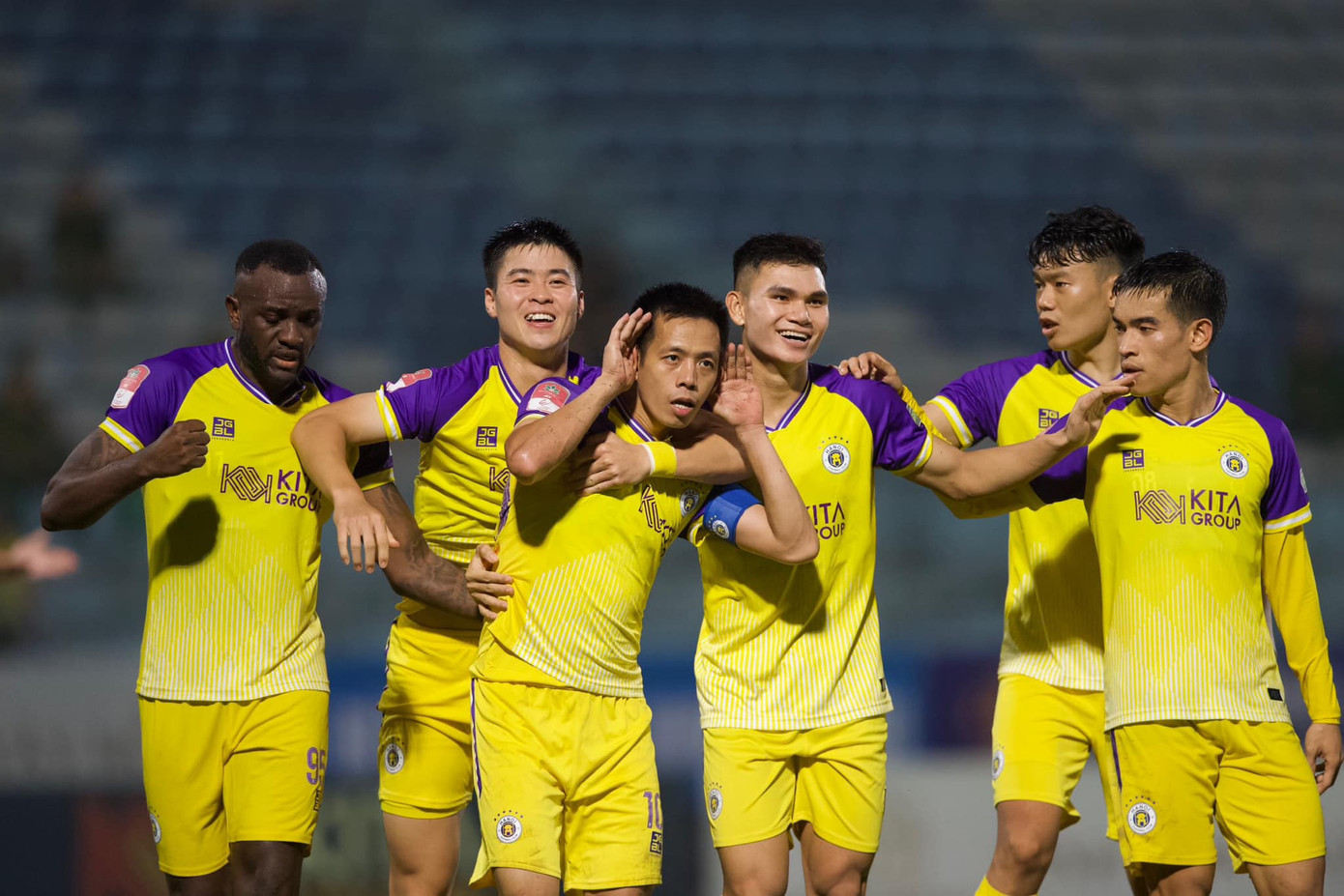 Các cầu thủ Hà Nội FC ăn mừng bàn gỡ hòa trong trận đấu với Thép Xanh Nam Định