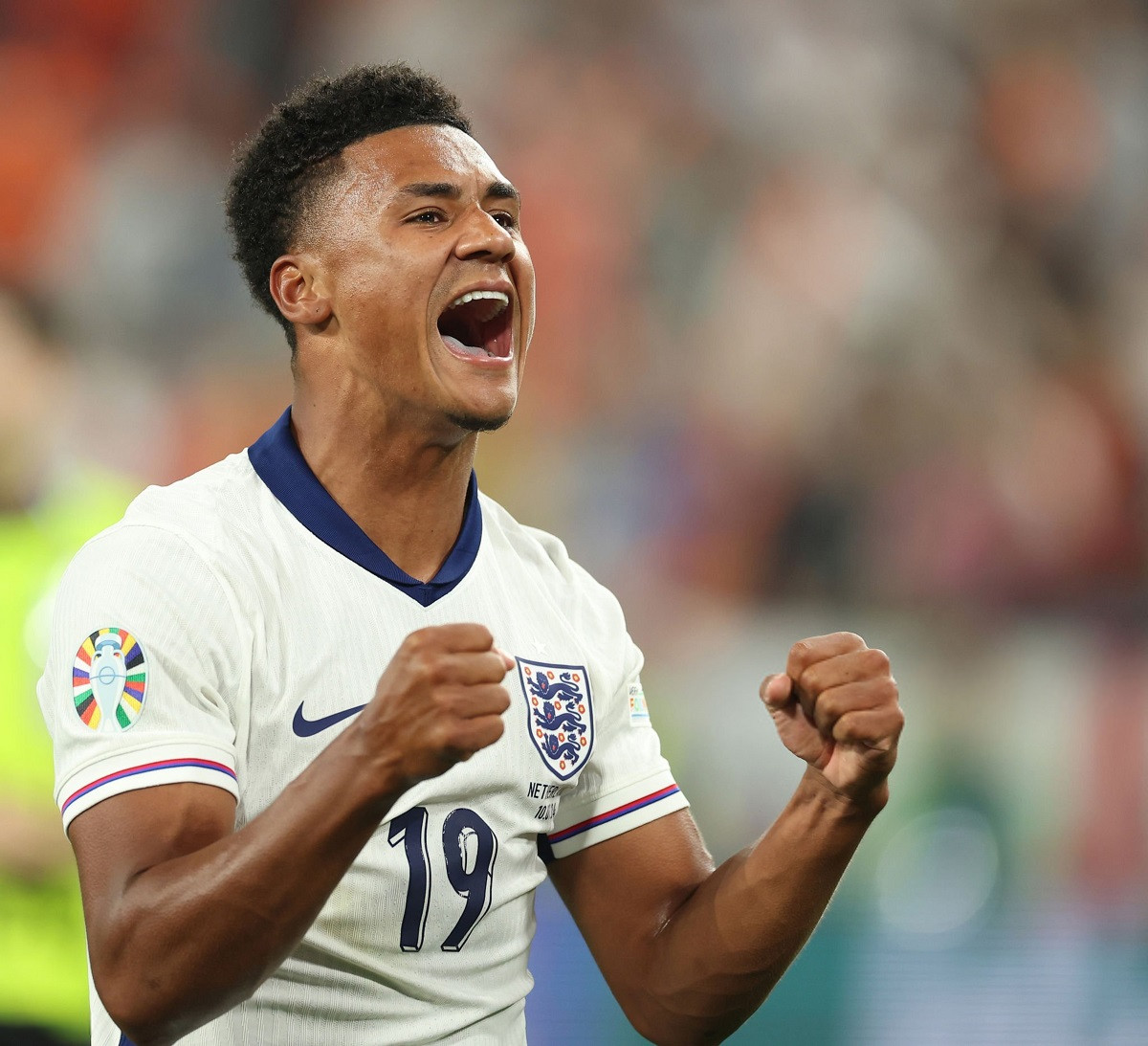 Watkins ăn mừng chiến thắng cùng tuyển Anh Watkins ăn mừng chiến thắng cùng tuyển Anh