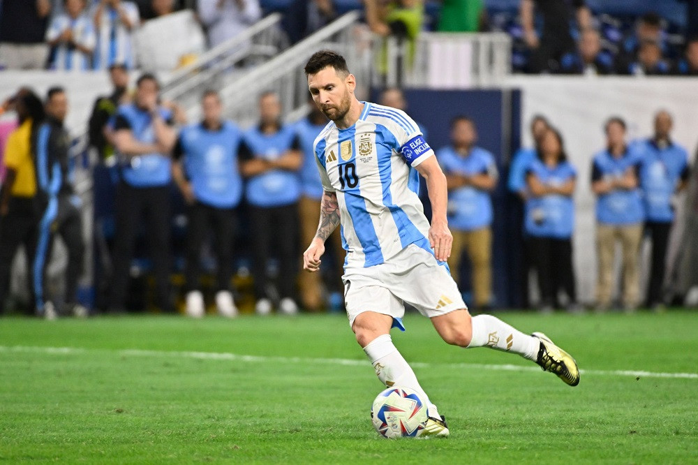 Messi sút hỏng 11m khiến Argentina suýt bị loại sớm
