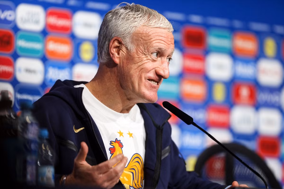 HLV Didier Deschamps không quan tâm đến những lời chỉ trích
