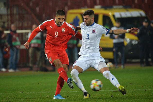 Tim Hall đối đầu với Mitrovic ở vòng loại EURO 2020