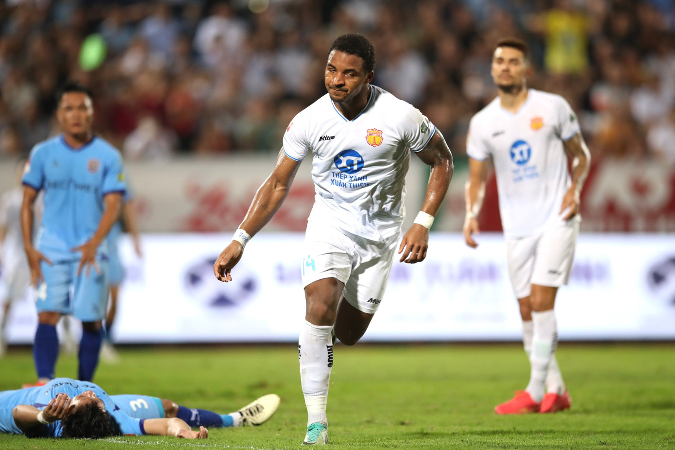 Rafaelson lập hattrick, Thép Xanh Nam Định thắng giòn giã Becamex Bình Dương ảnh 5