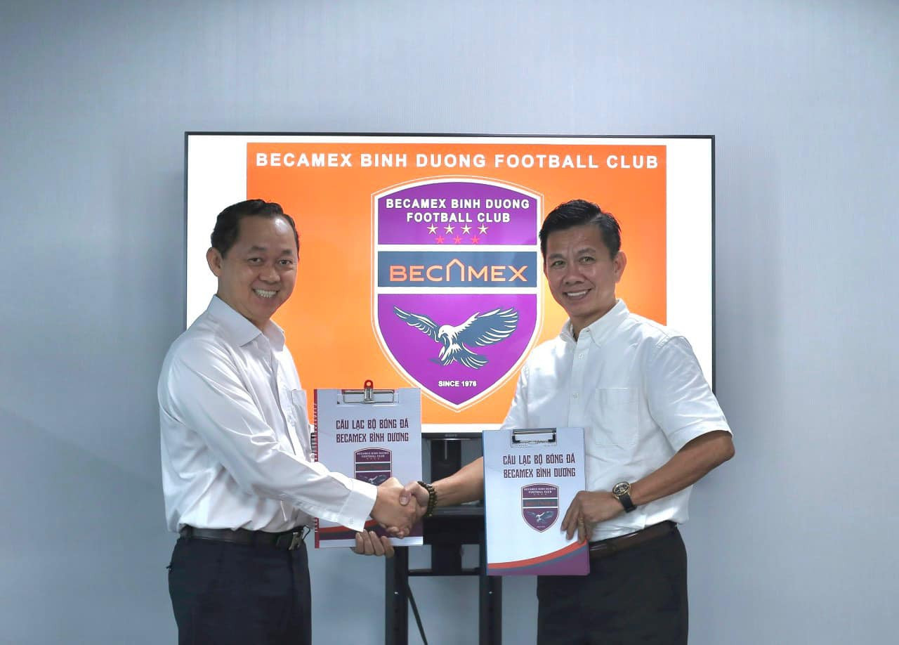 HLV Hoàng Anh Tuấn rạng rỡ ký hợp đồng với Becamex Bình Dương