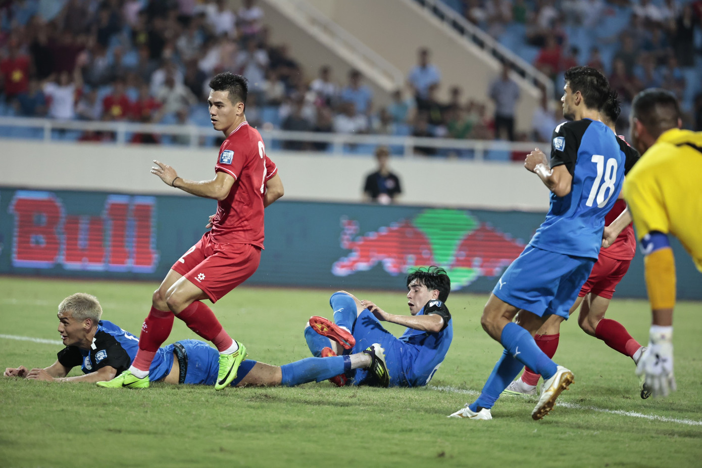 Tiến Linh chọn đúng vị trí ghi bàn dễ dàng. Ảnh: Như Ý Tiến Linh chọn đúng vị trí ghi bàn dễ dàng. Ảnh: Như Ý