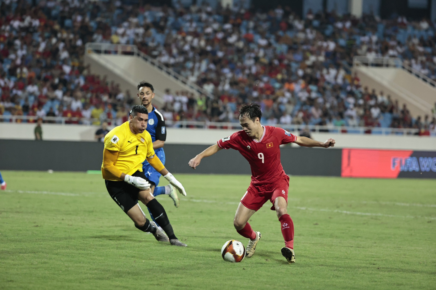 Văn Toàn đánh lừa Etheridge. Ảnh: Như Ý Văn Toàn đánh lừa Etheridge. Ảnh: Như Ý