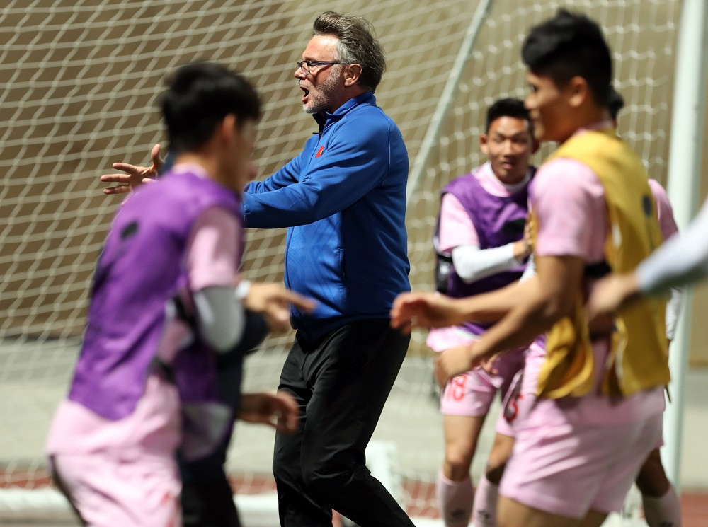 HLV Troussier cho tuyển Việt Nam tập đối kháng 1-1 trước trận đấu với Indonesia HLV Troussier cho tuyển Việt Nam tập đối kháng 1-1 trước trận đấu với Indonesia