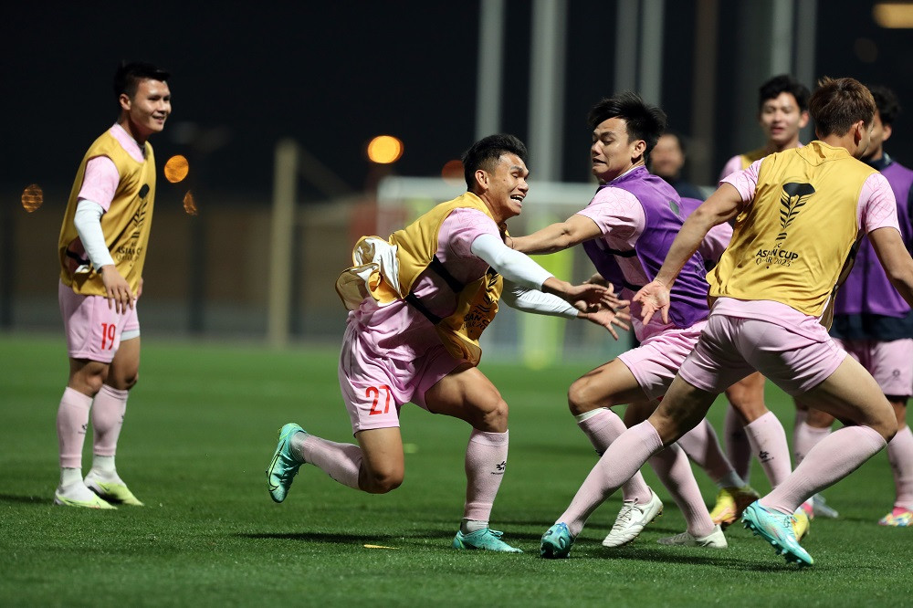 Các cầu thủ Việt Nam tập "thoát pressing" Các cầu thủ Việt Nam tập "thoát pressing"