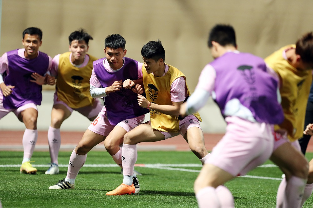 Các cầu thủ Việt Nam tập đối kháng từng đôi một Các cầu thủ Việt Nam tập đối kháng từng đôi một