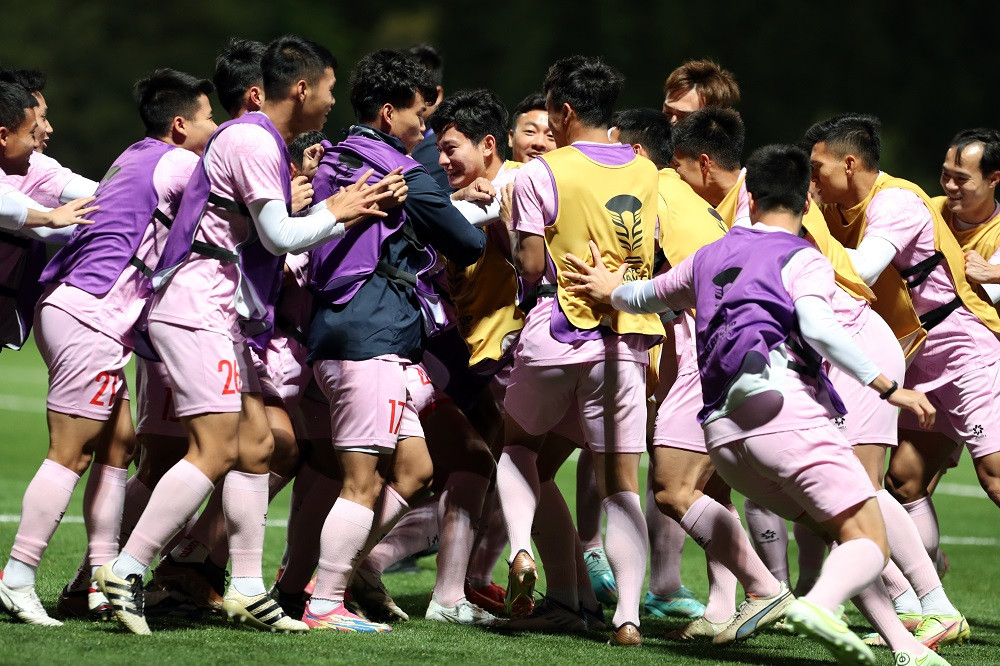 Không khí buổi tập cực kỳ vui vẻ, trái ngược với tinh thần quyết liệt của bài tập Không khí buổi tập cực kỳ vui vẻ, trái ngược với tinh thần quyết liệt của bài tập