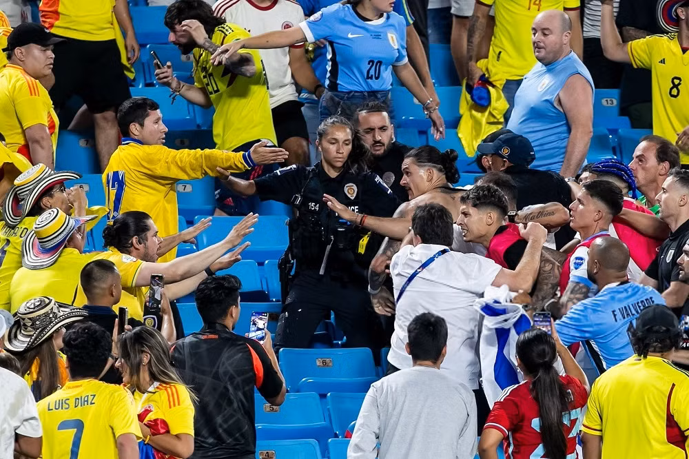 Nunez lao lên khán đài đòi đánh cổ động viên Colombia Nunez lao lên khán đài đòi đánh cổ động viên Colombia