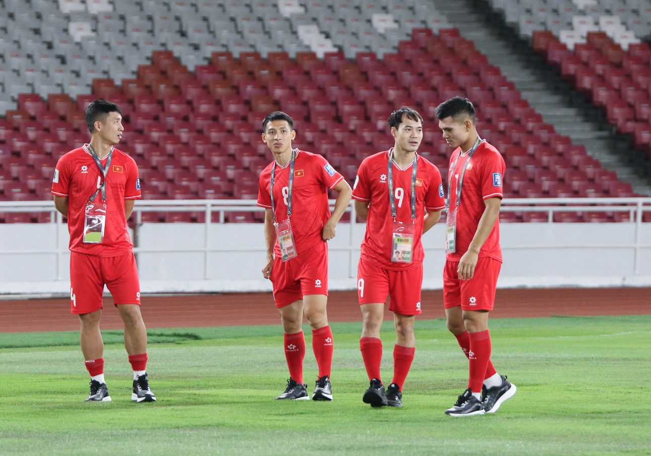 Các cầu thủ Việt Nam chỉ được đi bộ thăm quan sân Gelora Bung Karno