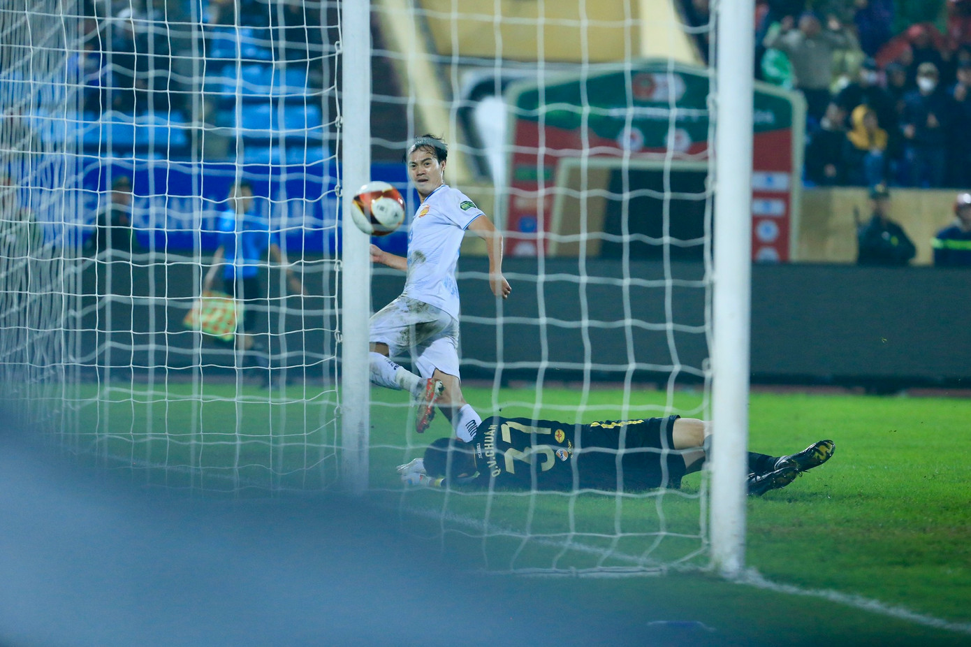 Văn Toàn ghi bàn mở tỷ số cho Nam Định Văn Toàn ghi bàn mở tỷ số cho Nam Định