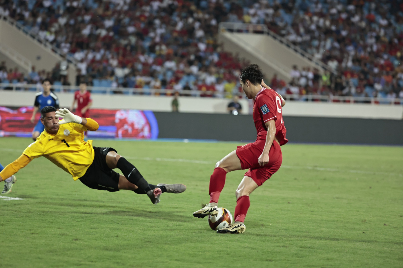 Văn Toàn đánh lừa Etheridge giúp Tiến Linh ghi bàn. Ảnh: Như Ý Văn Toàn đánh lừa Etheridge giúp Tiến Linh ghi bàn. Ảnh: Như Ý