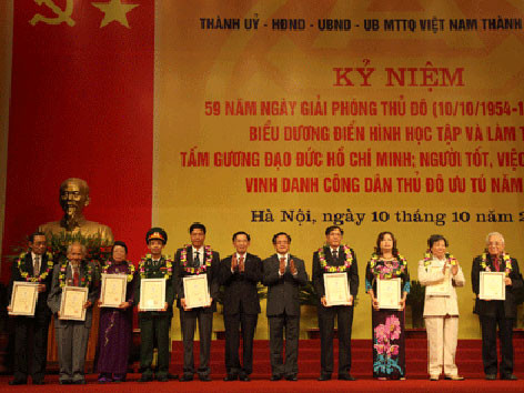 Mười công dân ưu tú của thủ đô được vinh danh. Mười công dân ưu tú của thủ đô được vinh danh