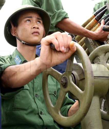 Trắc thủ tiếp tục truy kích mục tiêu. Trắc thủ tiếp tục truy kích mục tiêu