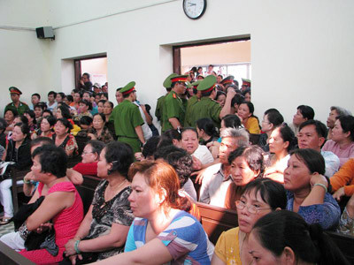 Phiên tòa xét xử bà Trần Thúy Liễu thu hút sự quan tâm của đông đảo người dân. Phiên tòa xét xử bà Trần Thúy Liễu thu hút sự quan tâm của đông đảo người dân