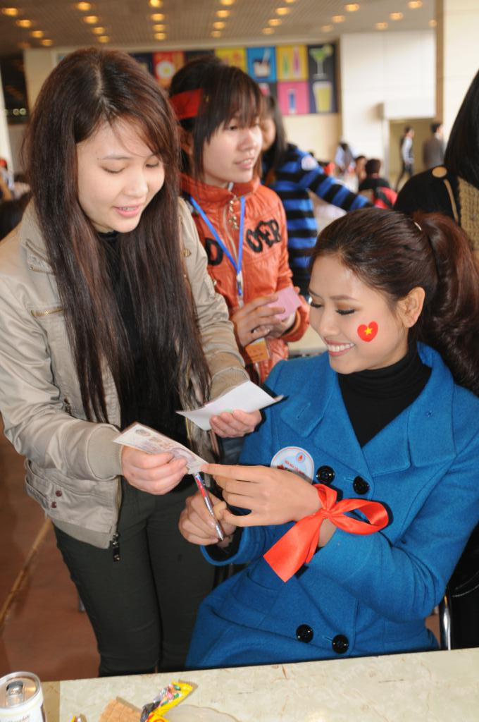 Nhiều bạn trẻ đến xin chữ ký của hai Hoa Hậu. Nhiều bạn trẻ đến xin chữ ký của hai hoa hậu