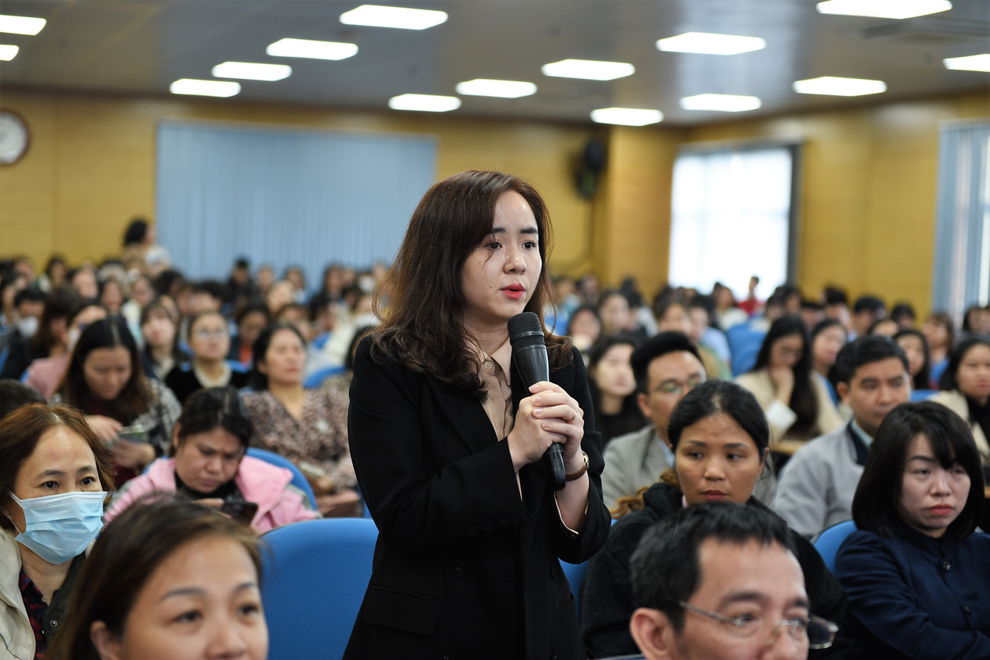 Đại diện các doanh. nghiệp đặt câu hỏi, nêu các phát sinh, vướng mắc với BHXH Hà Nội.