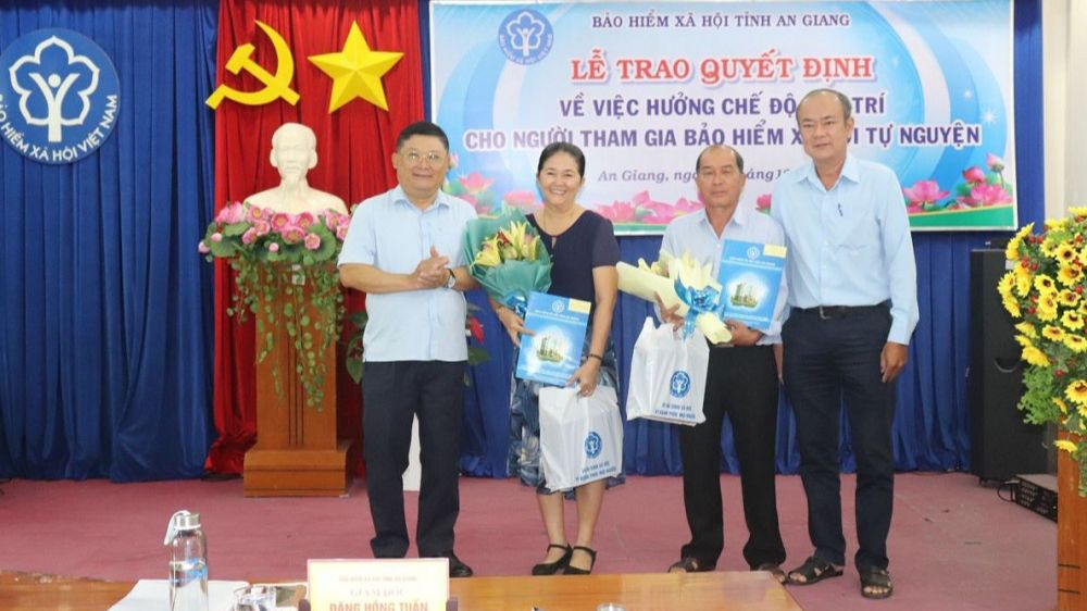 Ông Đỗ Trí Dũng và bà Trần Thị Kiều Trân nhận sổ hưu nhờ quá trình đóng BHXH tự nguyện. Ông Đỗ Trí Dũng và bà Trần Thị Kiều Trân nhận sổ hưu nhờ quá trình đóng BHXH tự nguyện.